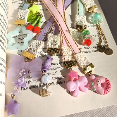 بوکمارک دست‌ساز لبه‌زری | نشانه کتاب فانتزی در چهار رنگ