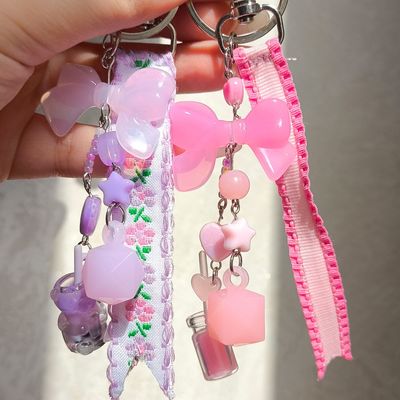 جاکلیدی و آویز فانتزی بوبا خرس بنفش و نوشیدنی صورتی با ربان و پاپیون – اکسسوری دخترانه خاص