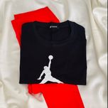 ست دو تکه زنانه پاگانی؛ تیشرت کراپ مشکی و لگ قرمز طرح Jordan