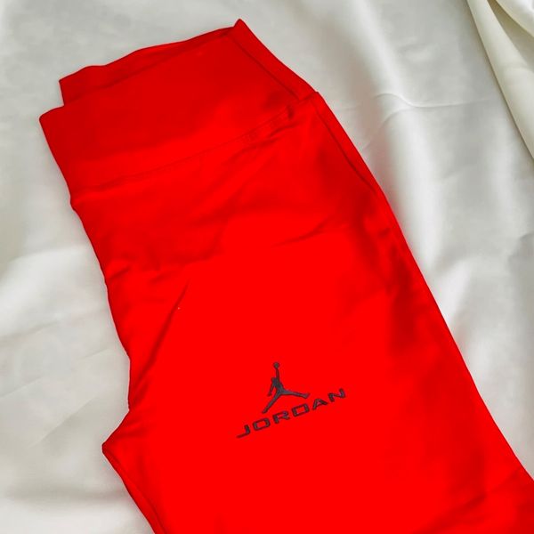 ست دو تکه زنانه پاگانی؛ تیشرت کراپ مشکی و لگ قرمز طرح Jordan