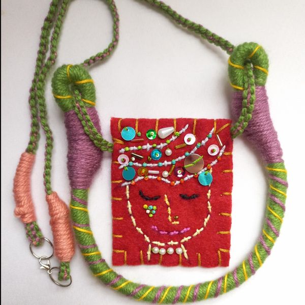 گردن بند نخ و نمد کد 1