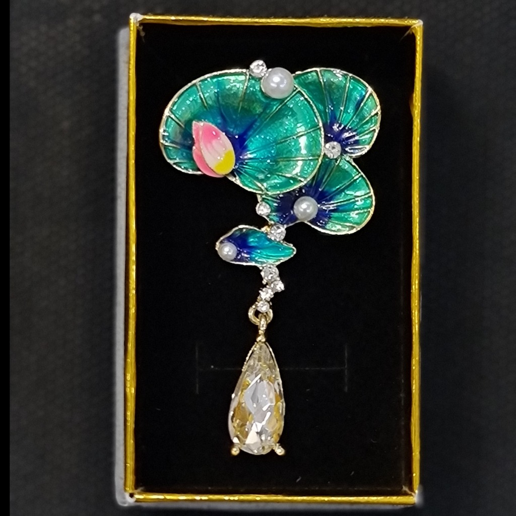 سنجاق سینه آویزدار بهمراه جعبه