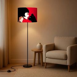 آباژور ایستاده کنارسالنی طرح دختر و گربه