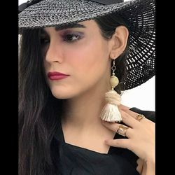 گوشواره منگوله کرم مهره مخمل