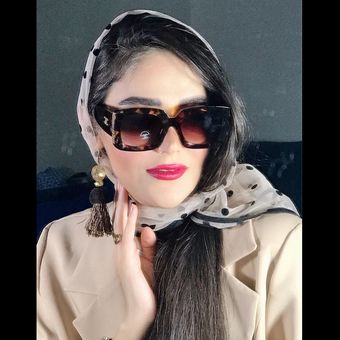 اسکارف توری کرم با توپ مخمل مشکی حاشیه نواردوزی
