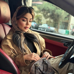اسکارف توری کرم با توپ مخمل مشکی حاشیه نواردوزی
