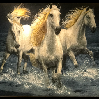 تابلوفرش دستبافت تبریز سه اسب وحشی سفید