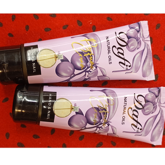 کرم معطردست وناخن دافی