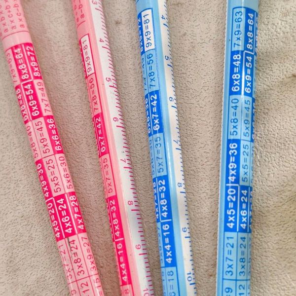 مداد مشکی دارای خط‌کش و جدول ضرب