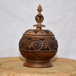 قندان چوب گردو با منبت طرح گل پیچ