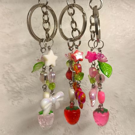 جاکلیدی و آویز پینترستی توت‌فرنگی