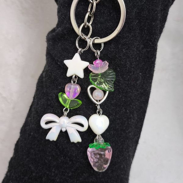 جاکلیدی و آویز پینترستی توتفرنگی