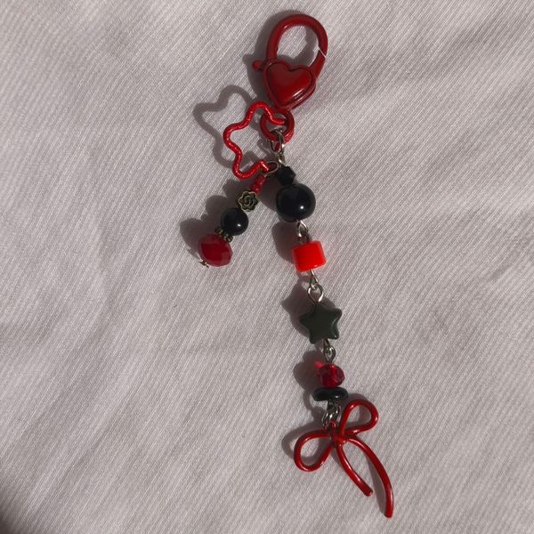 آویز پینترستی قرمز مشکی