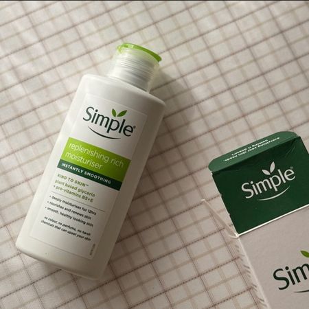 کرم آبرسان و مرطوب کننده سیمپل مدل لایت و ریچ حجم 125 میل