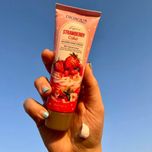 کرم دست کیک توت فرنگی بیوآکوا