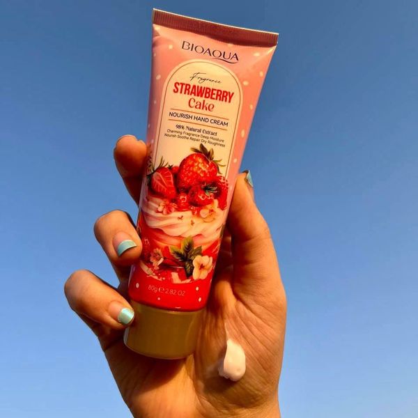 کرم دست کیک توت فرنگی بیوآکوا