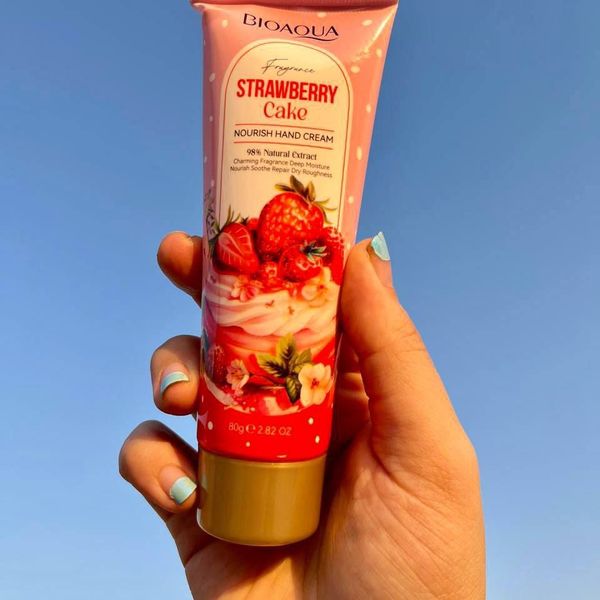 کرم دست کیک توت فرنگی بیوآکوا