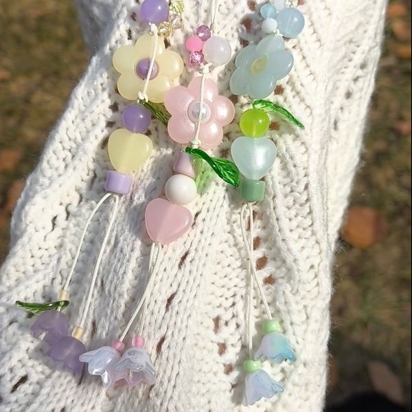 آویز گوشی گل نخی سه‌رنگ | زرد، صورتی و آبی | دست‌ساز فانتزی و لطیف