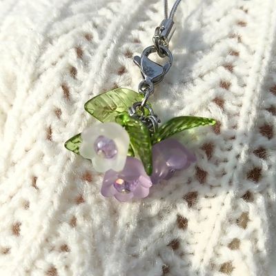 آویز گوشی دسته گل بنفش و سفید | آویز دست‌ساز با برگ‌های فانتزی