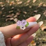 آویز گوشی دسته گل بنفش و سفید | آویز دست‌ساز با برگ‌های فانتزی