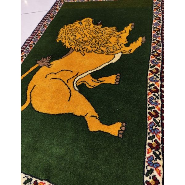 فرش دستباف سایز پادری یا پشتی زمینه سبز (تمام پشم یلمه طرح شیر قشقایی) کد 6068
