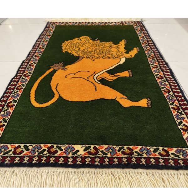 فرش دستباف سایز پادری یا پشتی زمینه سبز (تمام پشم یلمه طرح شیر قشقایی) کد 6068