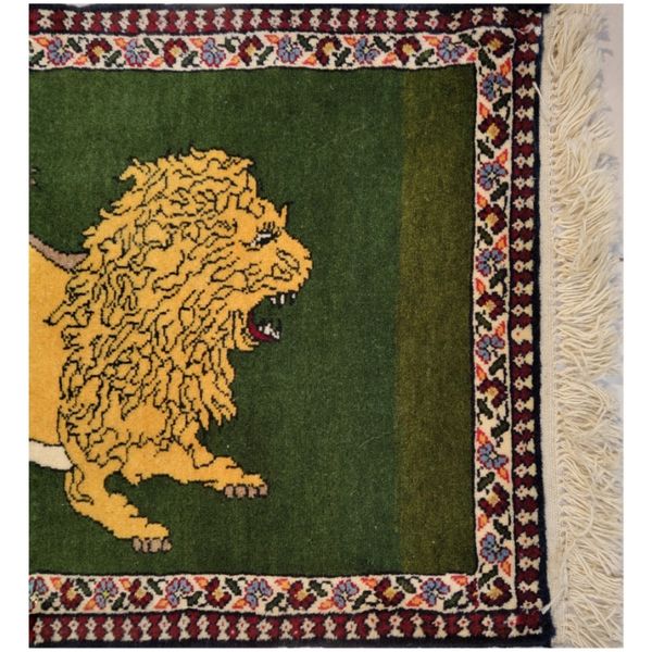 فرش دستباف سایز پادری یا پشتی زمینه سبز (تمام پشم یلمه طرح شیر قشقایی) کد 6068