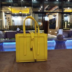 کیف دستی و دوشی رنگ لیمویی بسیار شیک