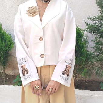 کت لینن زنانه کوتاه آستین تدی همراه با گل سینه