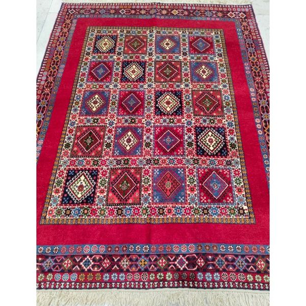 فرش دستباف سایز قالیچه (تمام پشم یلمه طرح دورخلوت لاکی زمینه خشتی) کد 6209