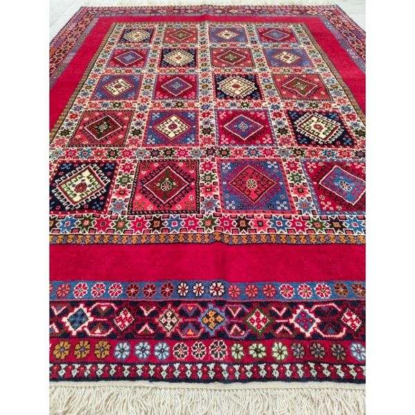 فرش دستباف سایز قالیچه (تمام پشم یلمه طرح دورخلوت لاکی زمینه خشتی) کد 6209