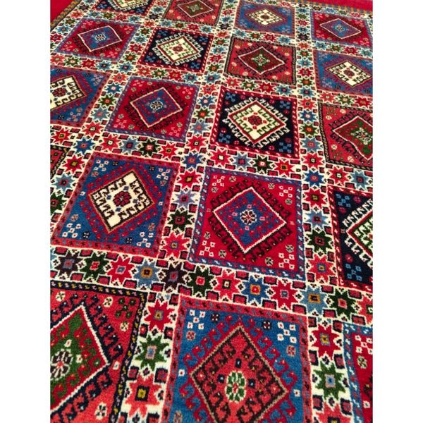 فرش دستباف سایز قالیچه (تمام پشم یلمه طرح دورخلوت لاکی زمینه خشتی) کد 6209