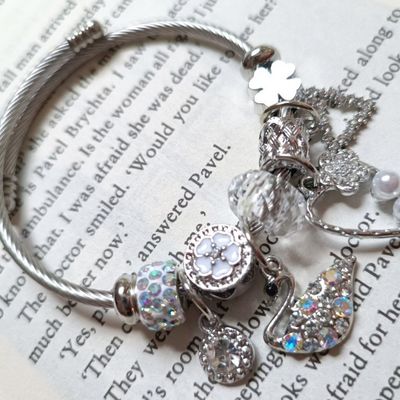 دستبند پاندورا مدل قو و توت فرنگی جواهری