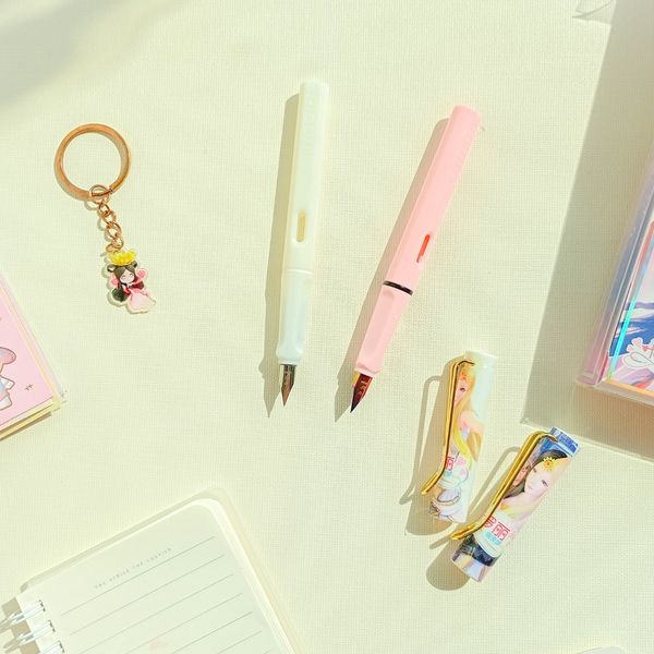 پک خودنویس و دسته کلید طرح دختر انیمه ای کد 301