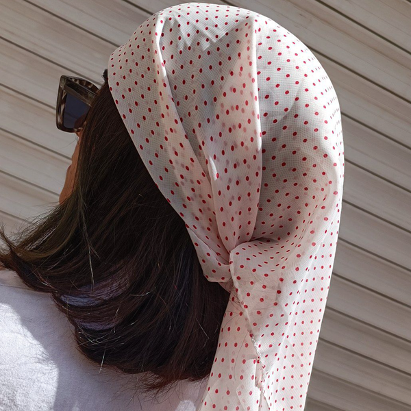 مینی اسکارف خال خالی شیری با خال قرمز