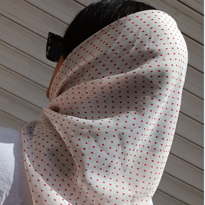 مینی اسکارف خال خالی شیری با خال قرمز