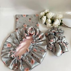 پک روبالشی کلاه خواب و چشمبند همراه اسکرانچی ساتن ال ایکس طرح خانم گل وارداتی