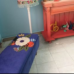 پاف دونفره مخمل سوزندوزی پایه چوبی خراطی
