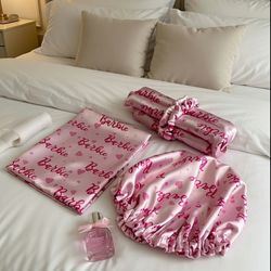 پک ساتن روبالشی کلاه خواب چشمبند اسکرانچی کرلی جنس ال ایکس وارداتی طرح باربی صورتی