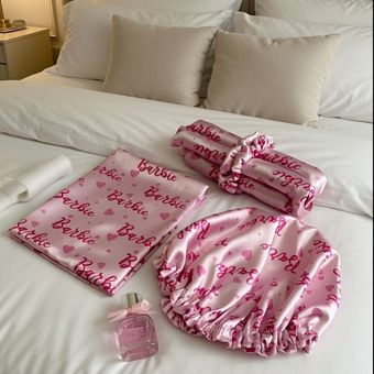 پک ساتن روبالشی کلاه خواب چشمبند اسکرانچی کرلی جنس ال ایکس وارداتی طرح باربی صورتی