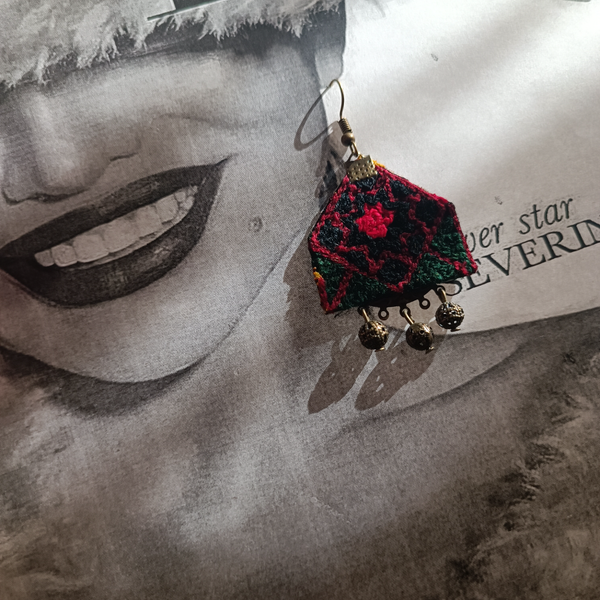 گوشواره گلیمی بلوچی مدل ایاز