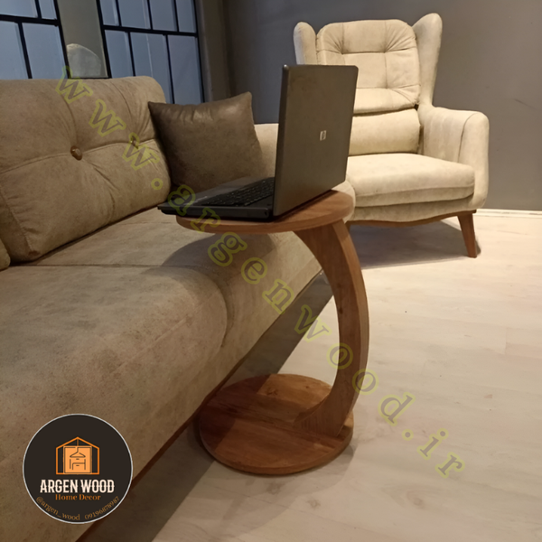 عسلی جلو مبلی ایستاده و میز لپ تاپ (کافی بار ایستاده)