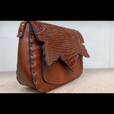 کیف چرمی دوشی زنانه مدل گلاره،پروانه ، برگ چناری