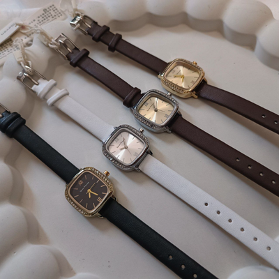 ساعت بند چرمی صفحه مربع وینتیج