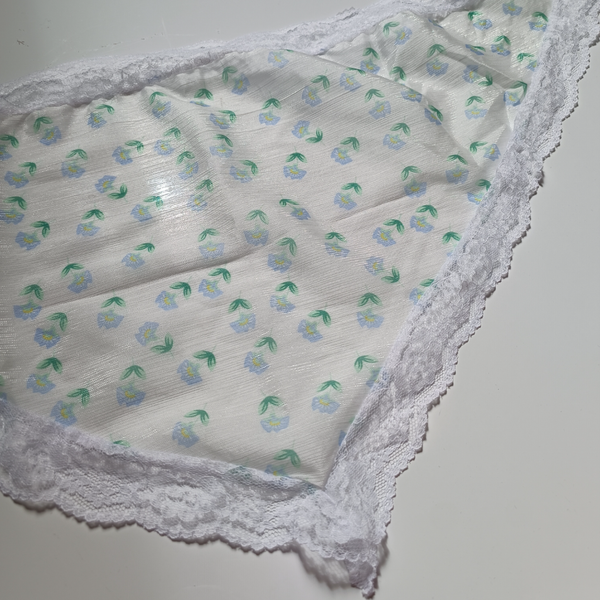 مینی اسکارف سه گوشه دور گیپور با گل های آبی