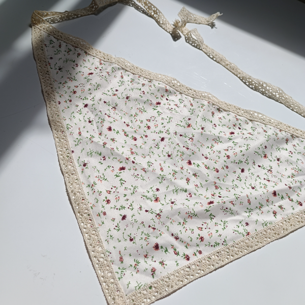 مینی اسکارف سه گوشه زمینه سفید گل های چری