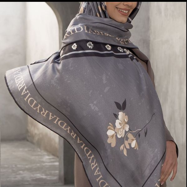 روسری طرح گل زنبق زرد (طوسی رنگ )