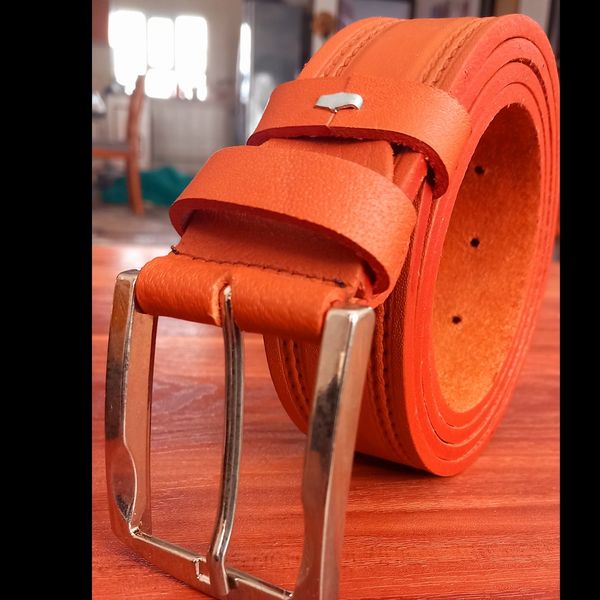 کمربند چرم طبیعی با سگگ زبانه دار و رنگ عسلی