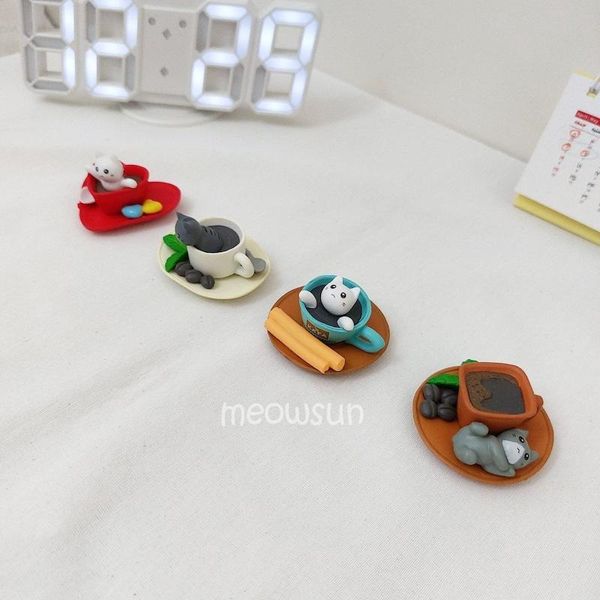 فیگور گربه و فنجان قهوه