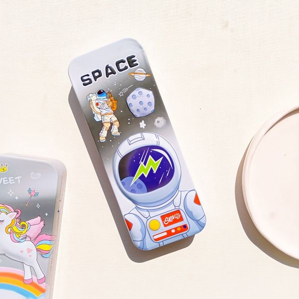 جامدادی فلزی طرح فضانورد